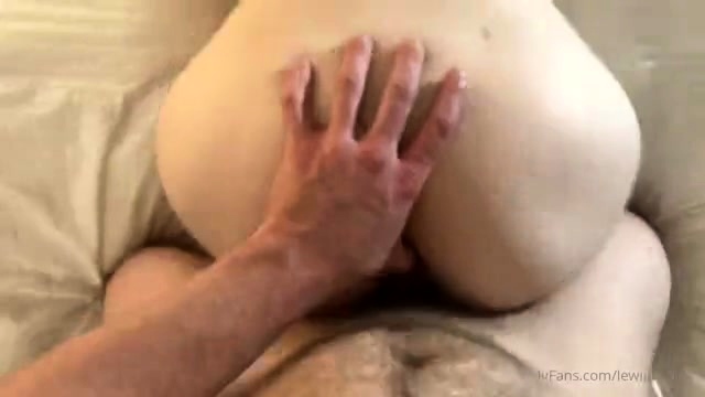 Amateur chick gets her ass fingered and fucked